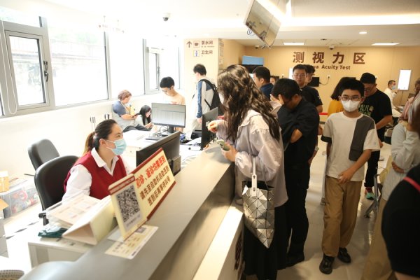 冠达管理 高考完“马不停蹄”赶往医院，“摘镜”医美等迎年度就诊高峰，也有不少被劝退