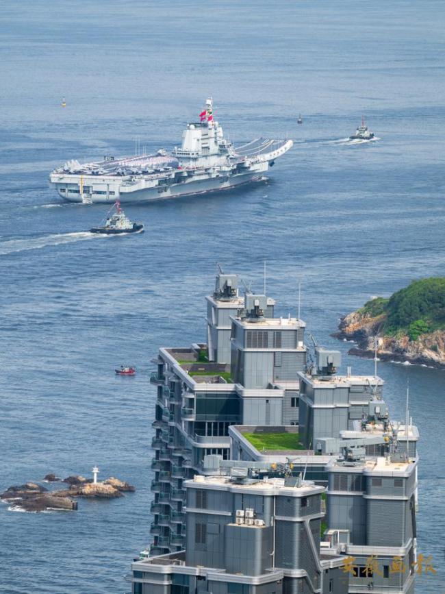100秒感受山东舰航母编队视觉震撼 香港市民热情迎接