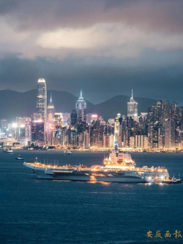 传金所 100秒感受山东舰航母编队视觉震撼 香港市民热情迎接